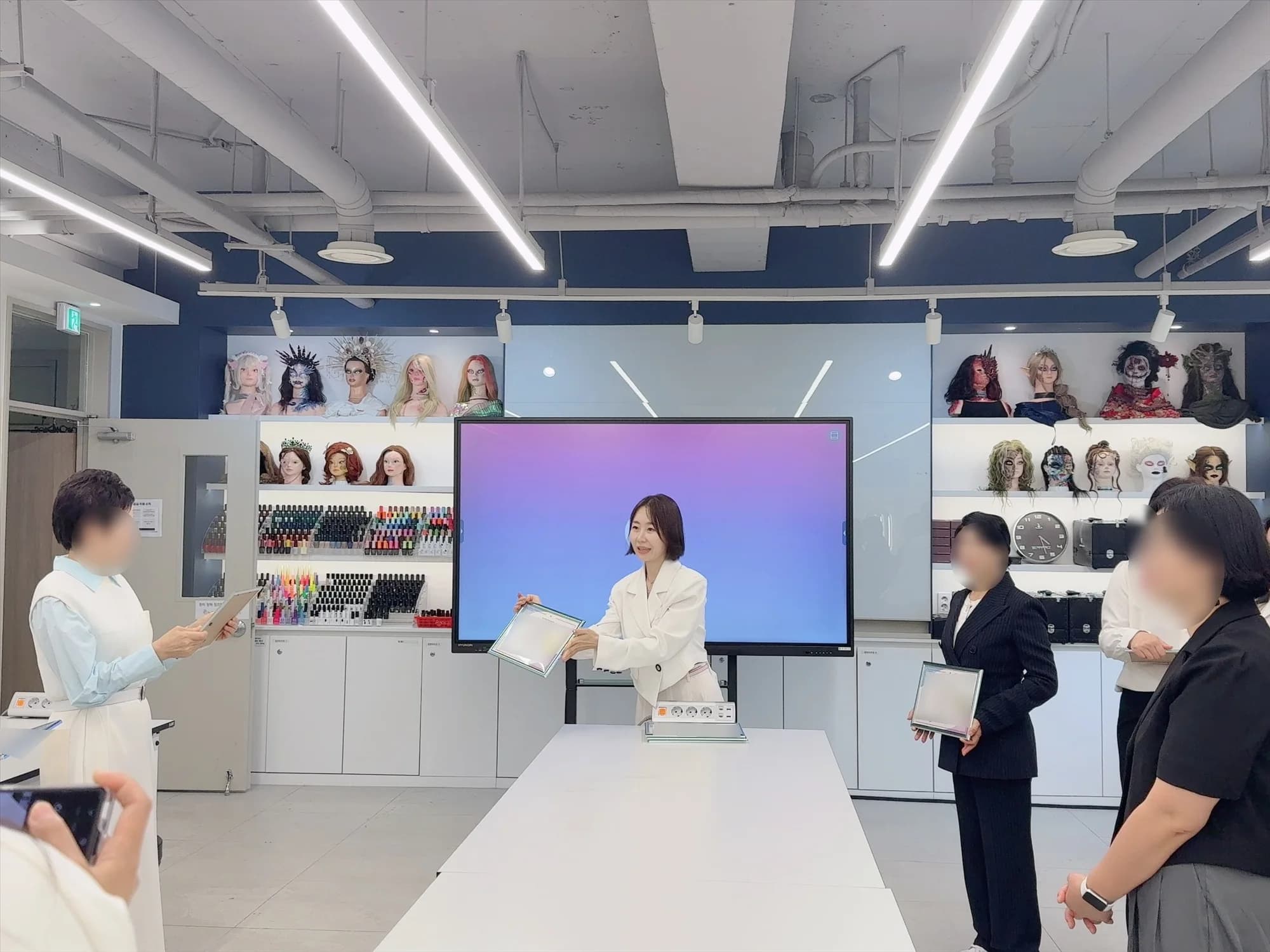 자격증 취득을 함께 축하하는 수여 시간