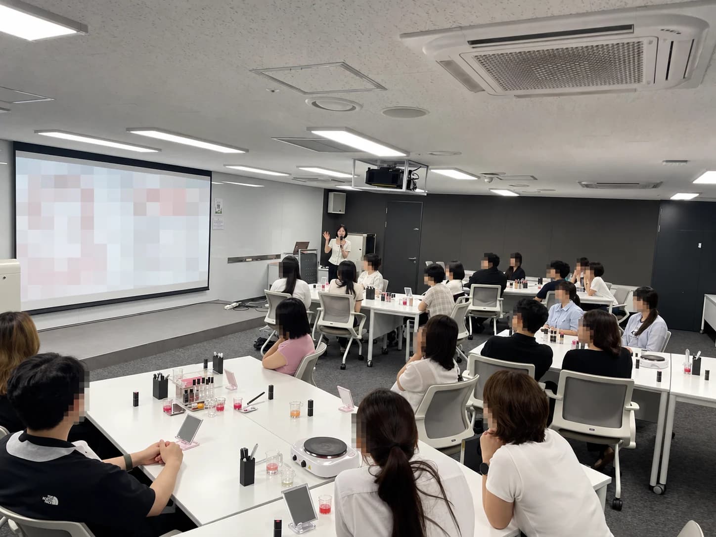 인스파이어 리조트에서 퍼스널컬러 립스틱 강의를 진행하는 미소샘과 참여자들