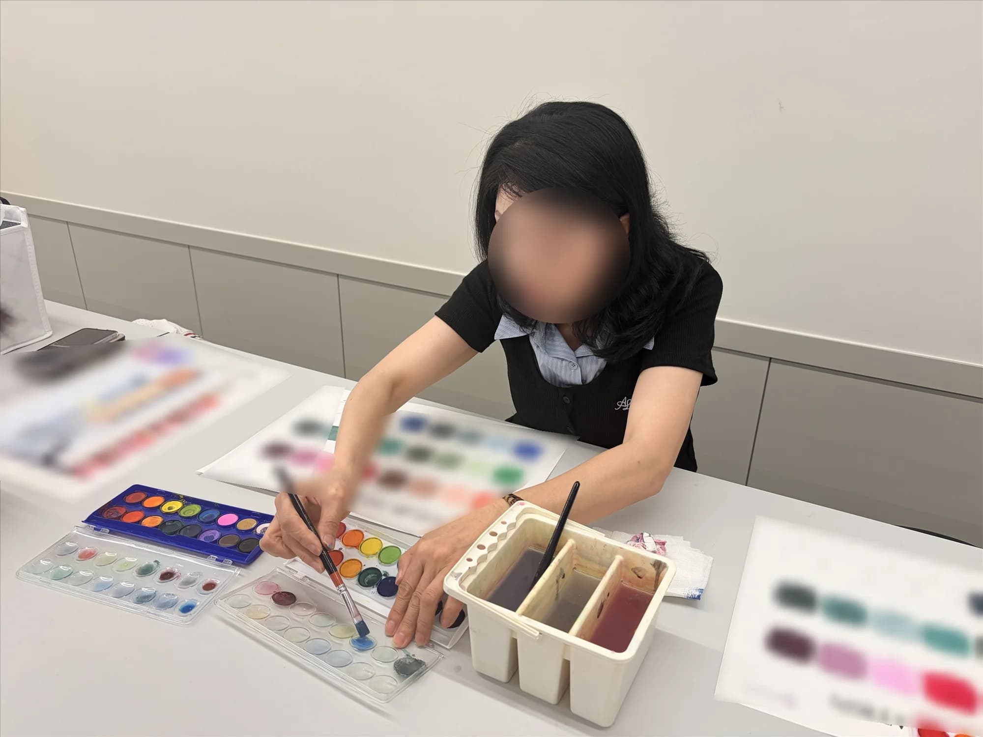 물감을 직접 섞으며 색의 변화를 익히는 조색 실습