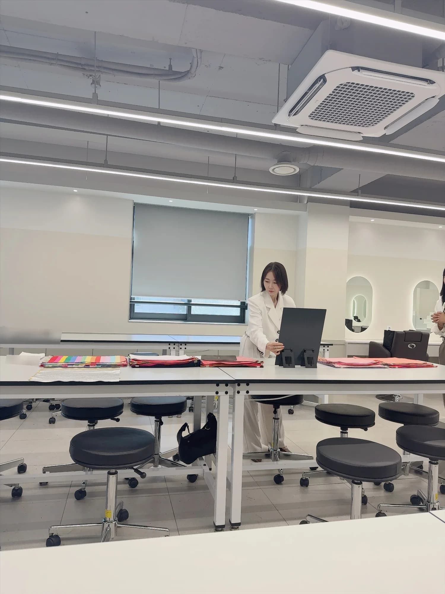 진단 천과 거울을 준비하는 윤미소 강사