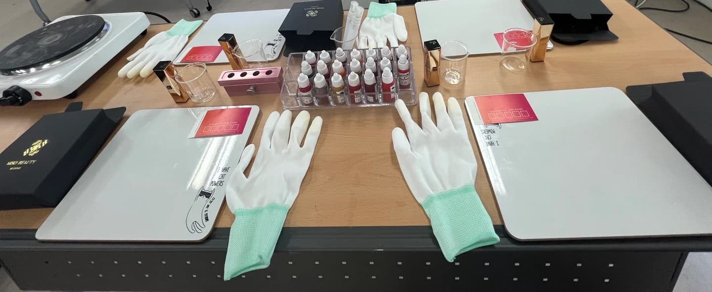 립스틱 만들기에 사용하는 비커와 몰드, 색 재료, 장갑
