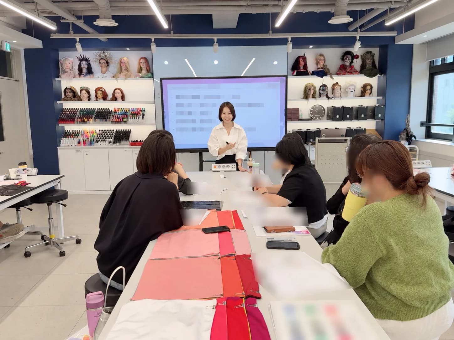 질문과 설명이 오가는 윤미소 강사의 수업 현장