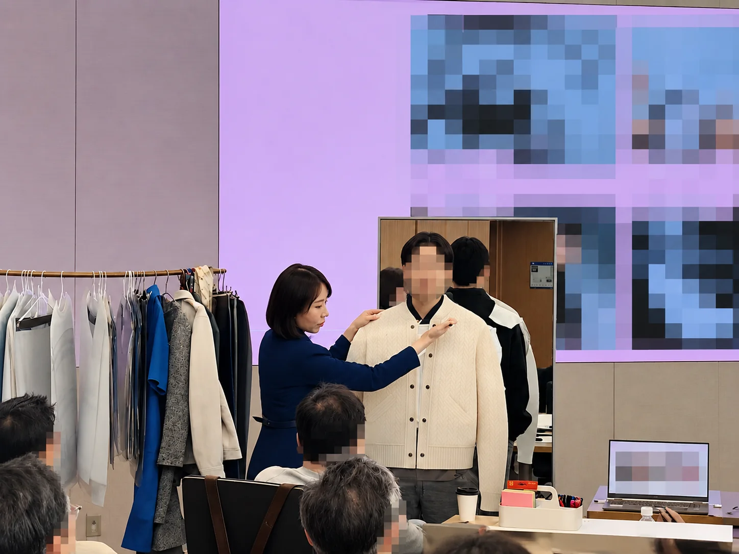패션 교구로 옷의 소재와 실루엣을 비교하는 윤미소 강사님