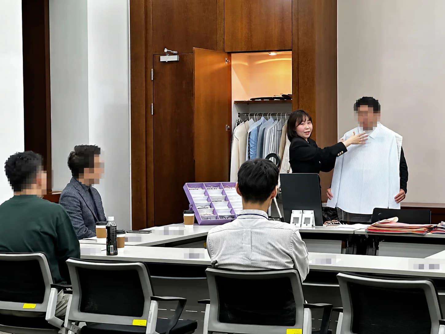셔츠 교구를 활용해 패턴과 상의 형태가 만드는 느낌을 비교하는 모습