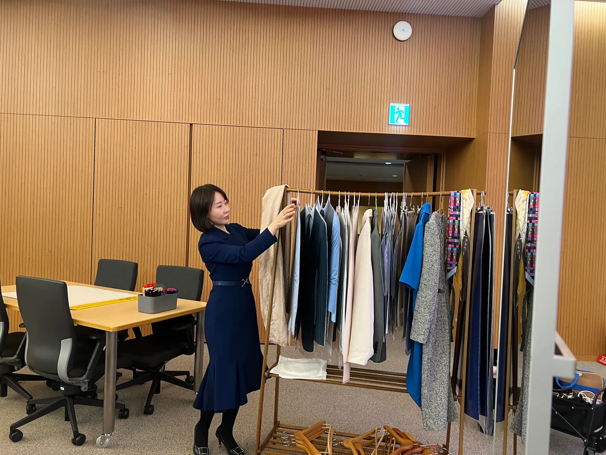 옷의 형태와 소재를 직접 비교할 수 있도록 패션 교구를 준비하는 윤미소 강사님