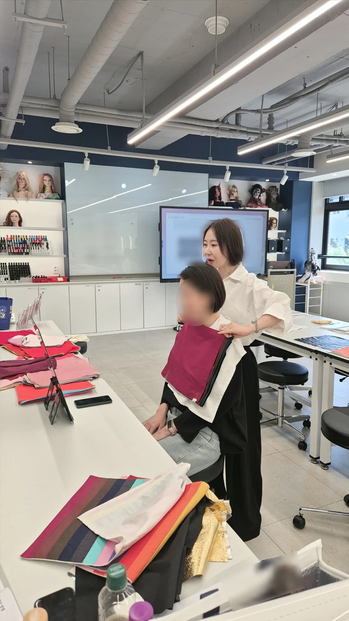 진단 천을 바꿔가며 색과 얼굴의 조화를 비교하는 시간