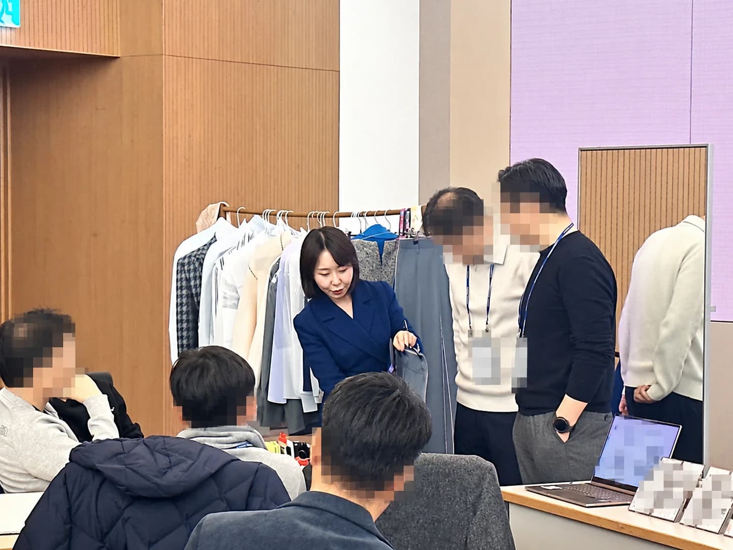 하의 교구를 대어 전체적인 비율과 실루엣을 비교하는 과정