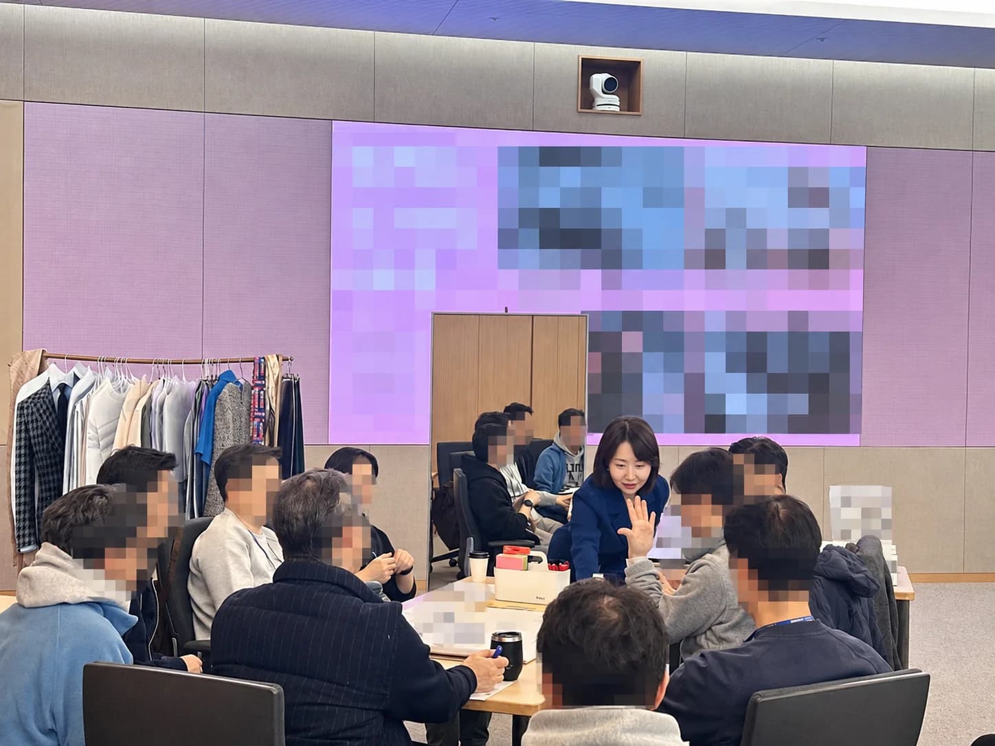 참여자들과 옷차림과 골격 디테일을 살펴보며 이야기를 나누는 강의 현장