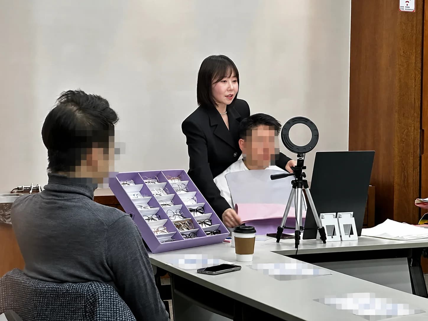 진단 천의 컬러를 바꾸며 얼굴과 색의 조화를 함께 살펴보는 과정